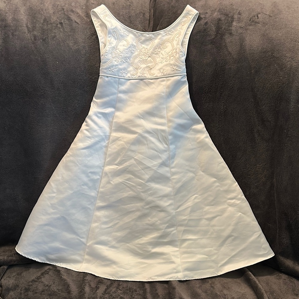 Elegant White Sleeveless Dress